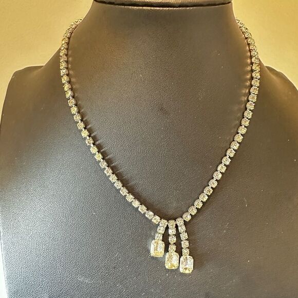SALE Vintage 15” rhinestone necklace! - Picture 10 of 13